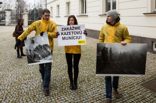 Záväzky o kazetovej munícii treba aj plniť, apeluje Amnesty