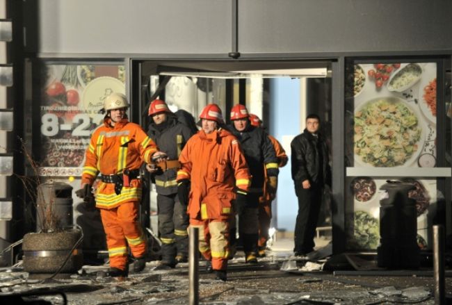 V Nemecku padol žeriav na supermarket, vyžiadal si obeť