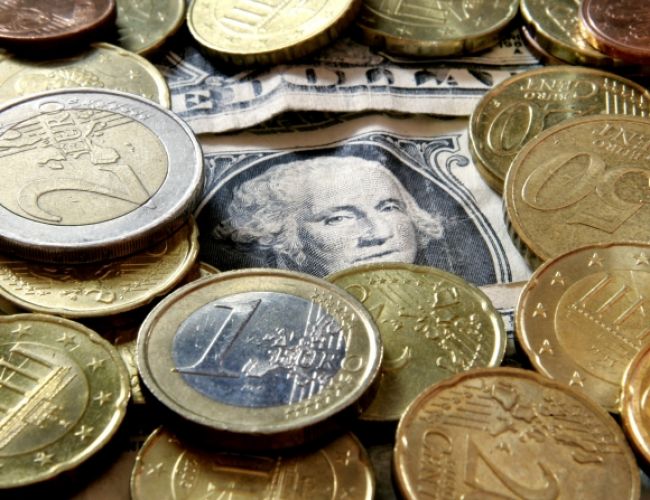Euro je voči doláru v blízkosti dvojročného maxima