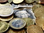 Euro je voči doláru v blízkosti dvojročného maxima