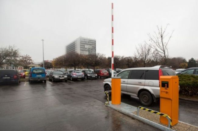 Bratislava dá analyzovať zmluvu o parkovaní pred nemocnicami
