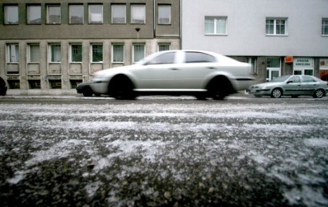 Vodiči pozor, na cestách sa môže vytvárať poľadovica