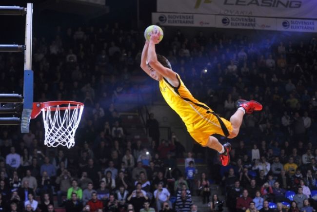 Basketbalovú šou v Bratislave ovládol Západ a Dunking Devils