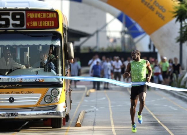 Video: Usain Bolt zdolal v šprintérskom súboji autobus