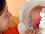 Slovenské mamy na rozdiel od francúzskych uspávajú deti uspávankou