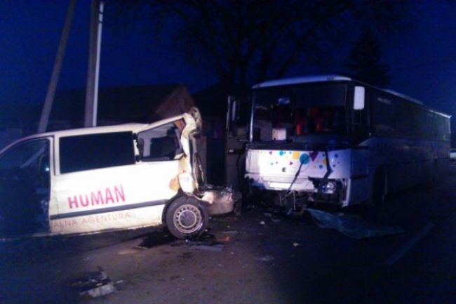 V Mostovej vpálil autobus do mikrobusu, jeden človek zomrel