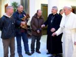 Pápež pozval na narodeninové raňajky aj štyroch bezdomovcov