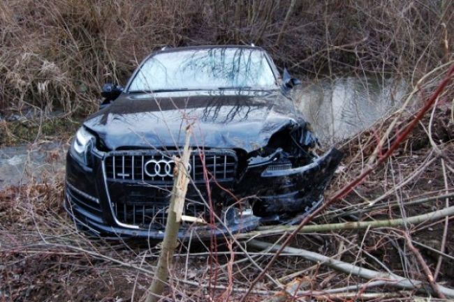 Tragická nehoda, vodička Audi zomrela po náraze do stromu