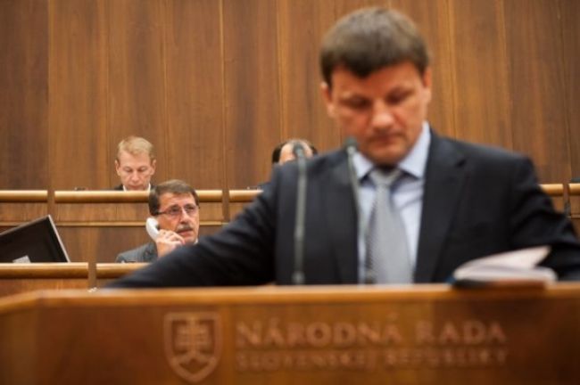 V parlamente znela Tichá noc, Hlina nechcel spievať s Paškom