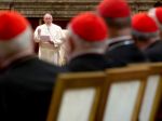 Pápež žiada duchovných o profesionalitu a neklebetenie