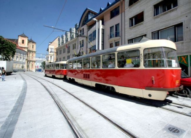 Dráma pri Zlatých pieskoch, muž sa zasekol pod električkou