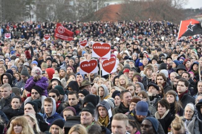 Tisíce Švédov v uliciach protestovali proti neonacistom