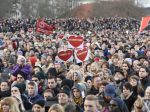 Tisíce Švédov v uliciach protestovali proti neonacistom