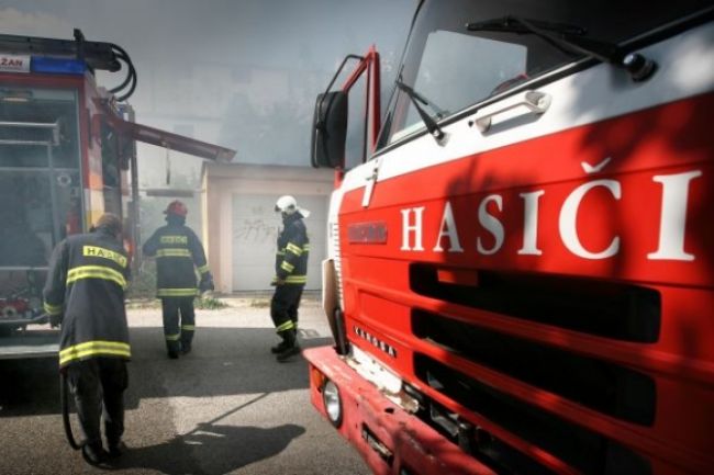 Garáž v Mlynkoch sa ocitla v plameňoch, obhorel aj Landrover