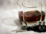 Traja opití mladíci autom ohrozovali policajtov