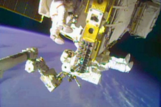 Astronauti ISS strávili Vianoce v otvorenom vesmíre