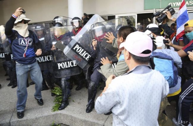 Thajská polícia použila proti demonštrantom slzný plyn