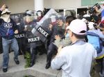 Thajská polícia použila proti demonštrantom slzný plyn