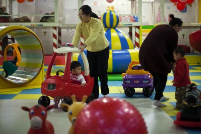 Peking  zmiernil kontroverznú politiku jedného dieťaťa