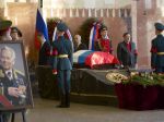 Kalašnikova pochovali ako hrdinu, za výstrelov jeho samopalu