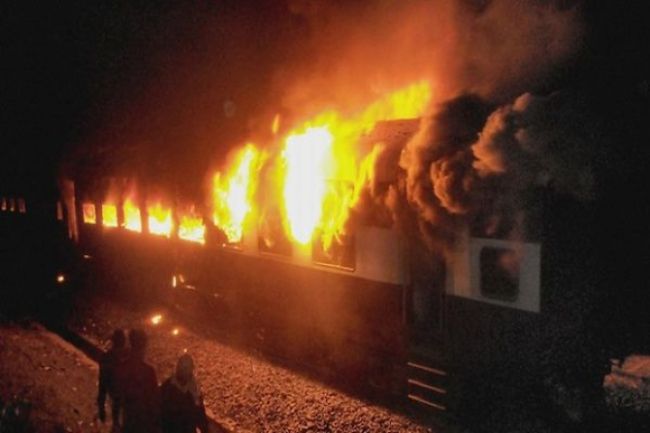 Video: Smrteľný požiar vlaku v Indii, obeťami sú aj deti