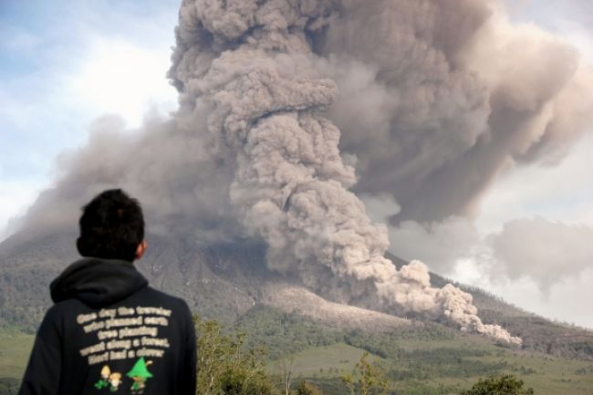 Sever Sumatry ohrozujú mohutné výbuchy sopky Sinabung