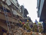 V Indii sa zrútila rozostavaná budova, zahynulo 13 ľudí