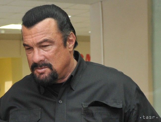 Herec Steven Seagal bude možno kandidovať na guvernéra Arizony