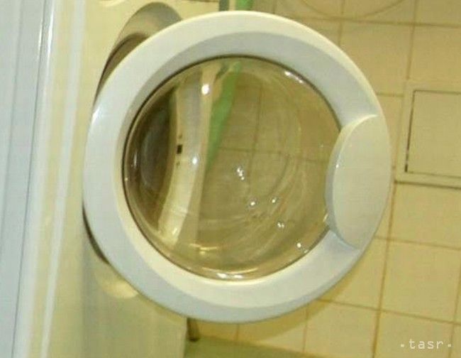 V Austrálii zachraňovali naháča, ktorý uviazol v automatickej práčke