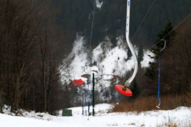 Počasie robí lyžiarom vrásky na čelách, sneh stále nepribúda