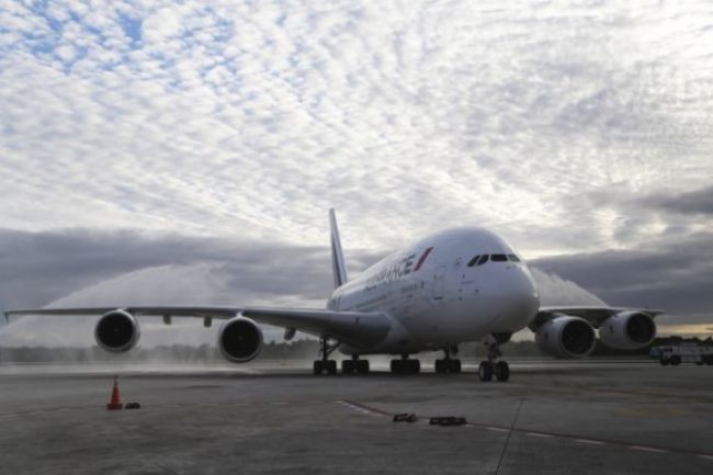 Obrovský Airbus musel núdzovo pristáť, bolo v ňom 500 ľudí