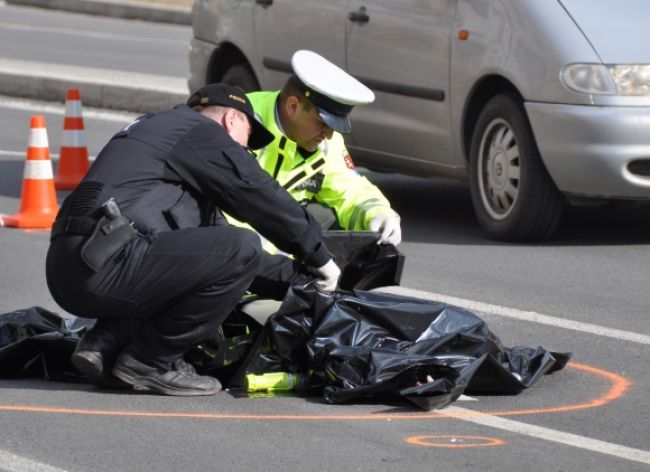 Mŕtvy Bratislavčan ležal niekoľko dní pri nabúranom aute