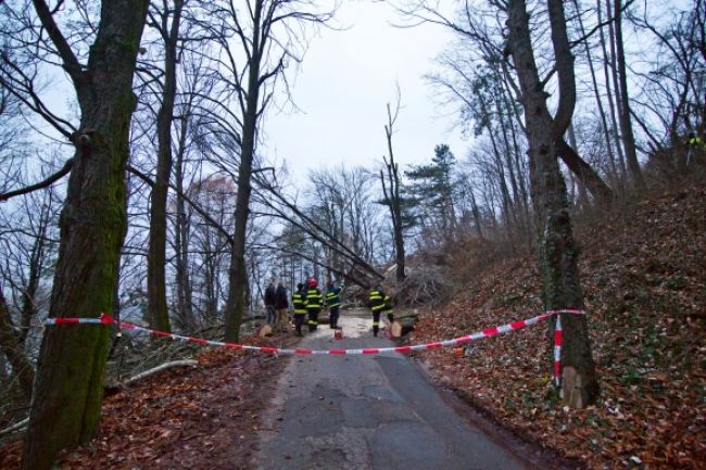 Pri Piešťanoch sa zosunul svah, na dome ostali trhliny