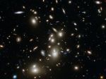 Hubblov teleskop odfotil vzdialenú kopu galaxií