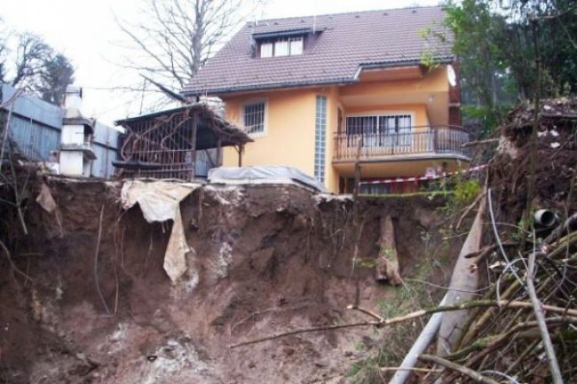 Zosunutý svah pri Piešťanoch: mimoriadna situácia stále trvá