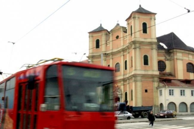 Hrozivé lešenie, z Kostola Svätej Trojice spadlo aj s múrom