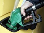 Motoristi natankujú od soboty lacnejšie, asi o cent za liter