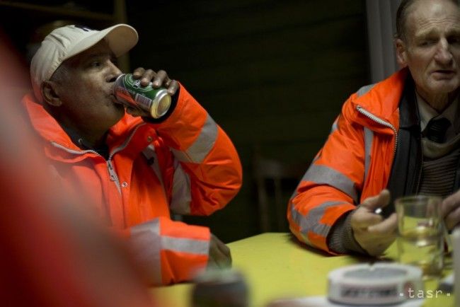 Alkoholici v Amsterdame dostávajú za prácu pivo