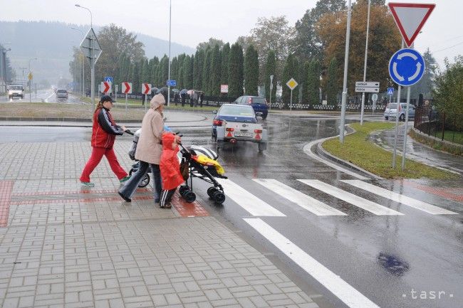 Používaním reflexných prvkov si chodci chránia vlastný život a zdravie