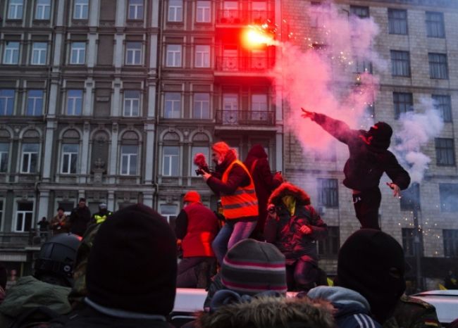 Peklo v Kyjeve, Ukrajinci dobili policajtov