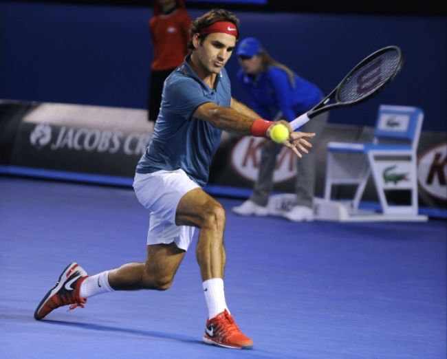 Roger Federer je vo štvrťfinále, vyrovnal Connorsov rekord