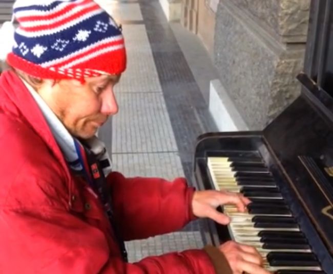 Opitý bezdomovec zahral na klavíri Vltavu