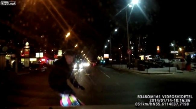 Video: Automobil zrazil chodca