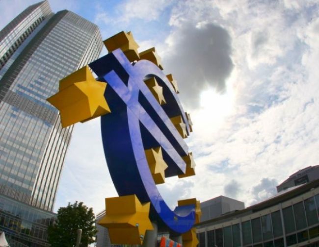 Euro posilnilo, pomohla mu stabilizácia situácie v eurozóne