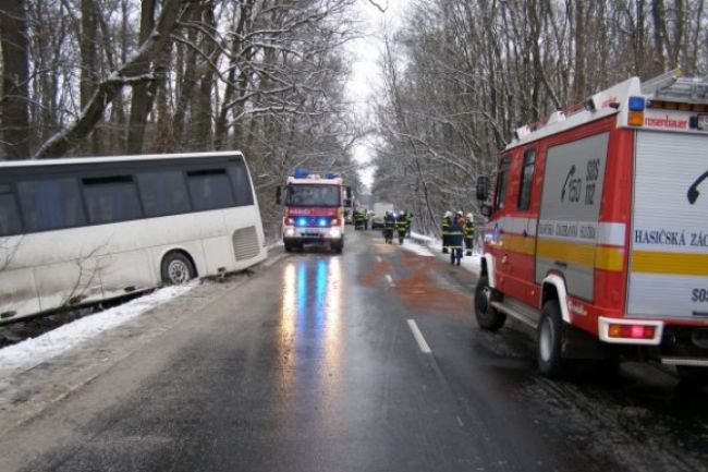 Na ceste zahynula mladá žena († 20), zrazila sa s autobusom