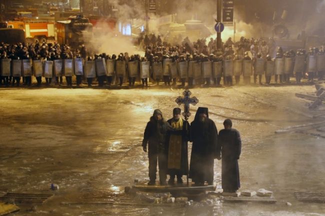 Janukovyč stiahol chvost, prisľúbil rekonštrukciu vlády