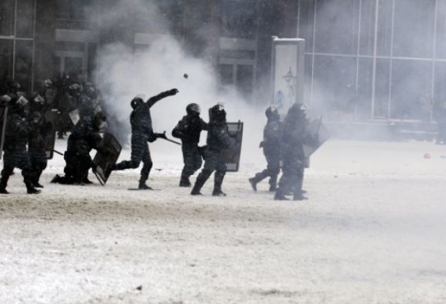 Video: Ukrajinskí kukláči si v mraze fotili nahého muža