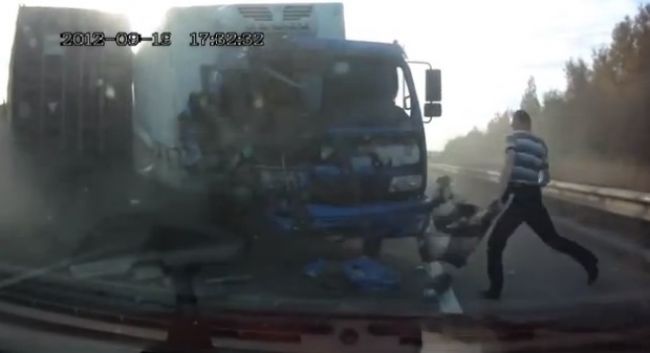 Video: Zrážka kamiónu a nákladiaka. Vodič mal obrovské šťastie