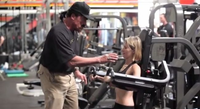 Video: Keď vás príde do fitka povzbudiť Schwarzenegger