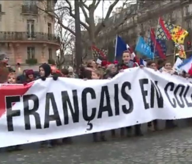 Deň hnevu v Paríži prilákal tisícky odporcov Hollanda